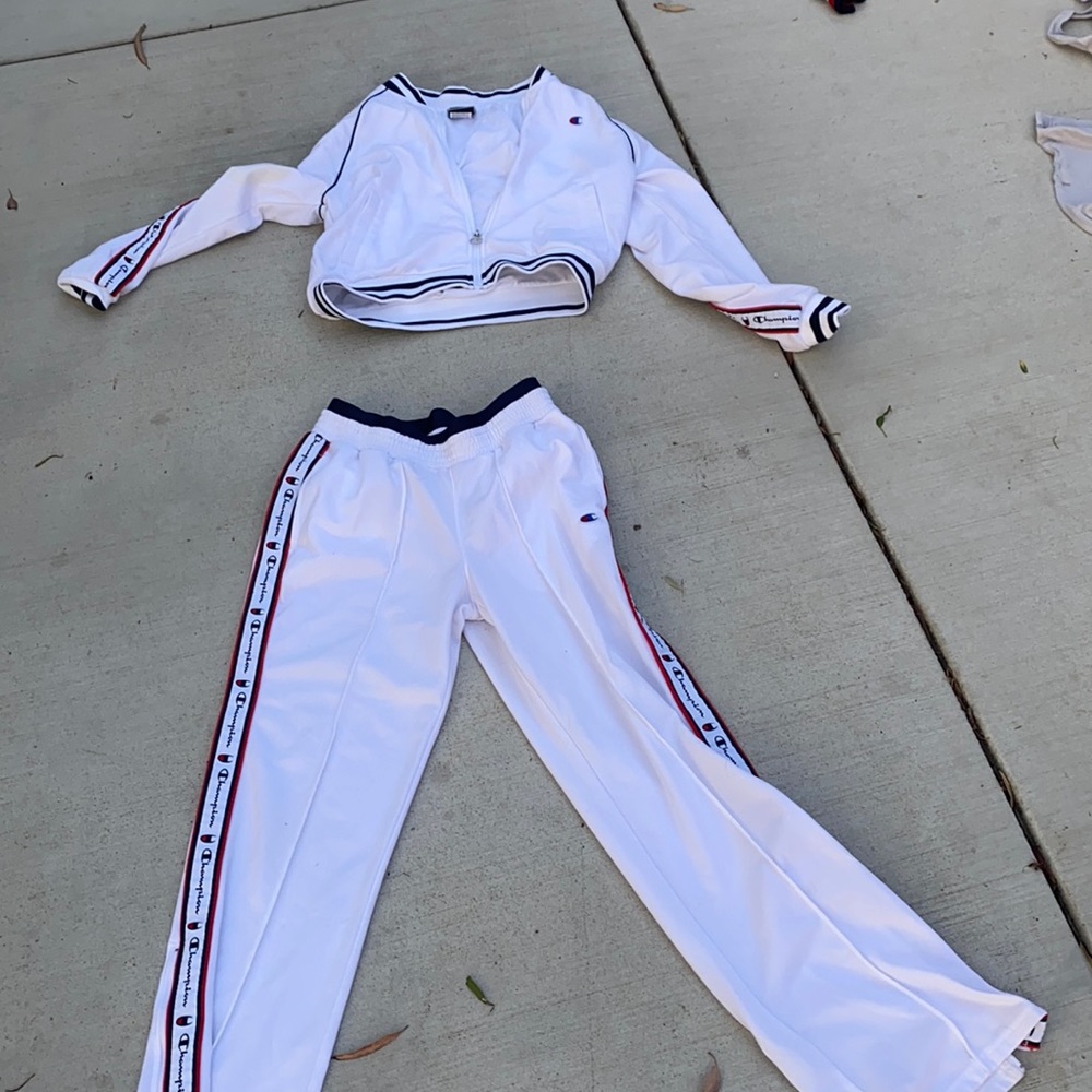 It comes with a jacket that’s a large pants r smal